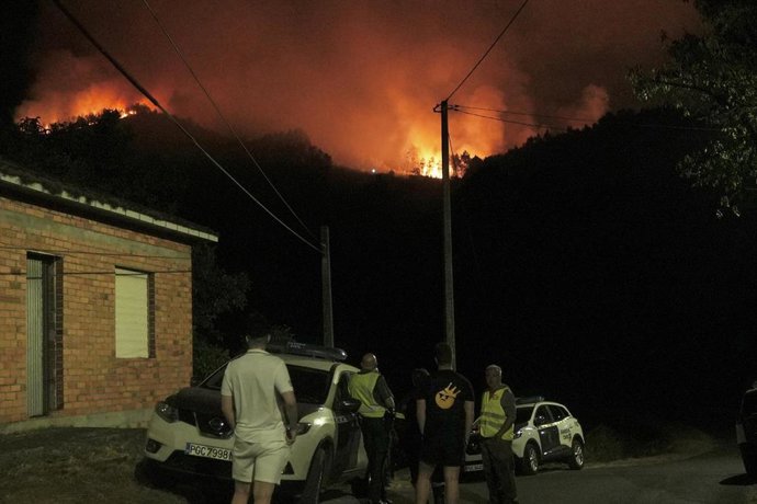 Vista do lume en Miradoiro do Alto dá Picota, a 22 de agosto de 2025, en Vos Peares, Ourense