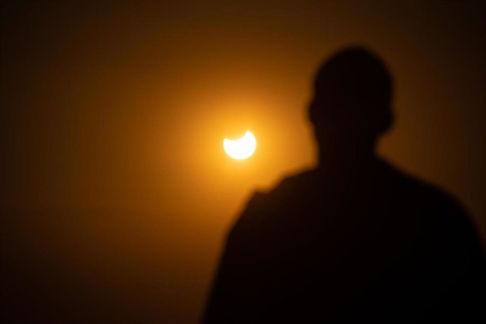 Archivo - 30 April 2022, Chile, Santiago: A person observes a partial solar eclipse in Chile. Photo: Matias Basualdo/ZUMA Press Wire/dpa
