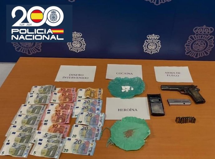 Droga, dinero y objetos intervenidos por la Policía Nacional.