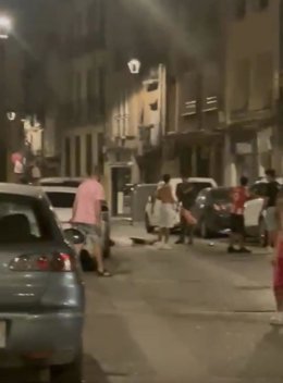 El joven agredido en el suelo tras ser golpeado por cuatro personas en Calahorra