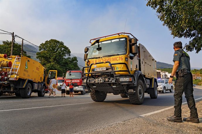 Varios servicios de emergencias colaboran en la extinción del fuego, a 20 de agosto de 2025, en Jerte, Cáceres, Extremadura (España). El viento, que podría registrar rachas importantes, dificultará las labores de extinción del incendio en Jarilla (Cáceres