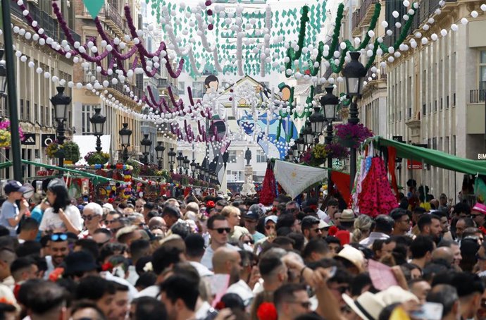 Miles de malagueños y visitantes disfrutan de la Feria de Málaga en las calles del centro