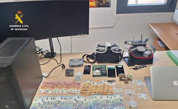 Droga, dinero y objetos hallados al desmantelar un domicilio en Tarifa que operaba como punto de venta de drogas