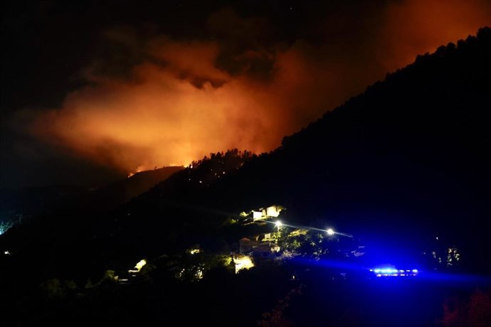 Vista del fuego en Miradoiro do Alto da Picota, a 22 de agosto de 2025, en Os Peares, Ourense, Galicia (España). 