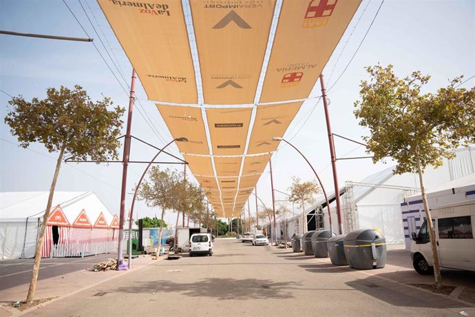 Montaje de la Feria de Almería en el recinto de la Vega de Acá.