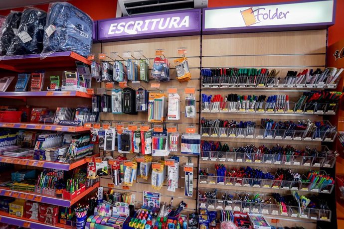 Archivo - Bolígrafos en la librería-papelería 'Folder', a una semana del inicio del curso escolar en algunas comunidades autónomas, a 29 de agosto de 2022, en Pozuelo de Alarcón, Madrid (España). 