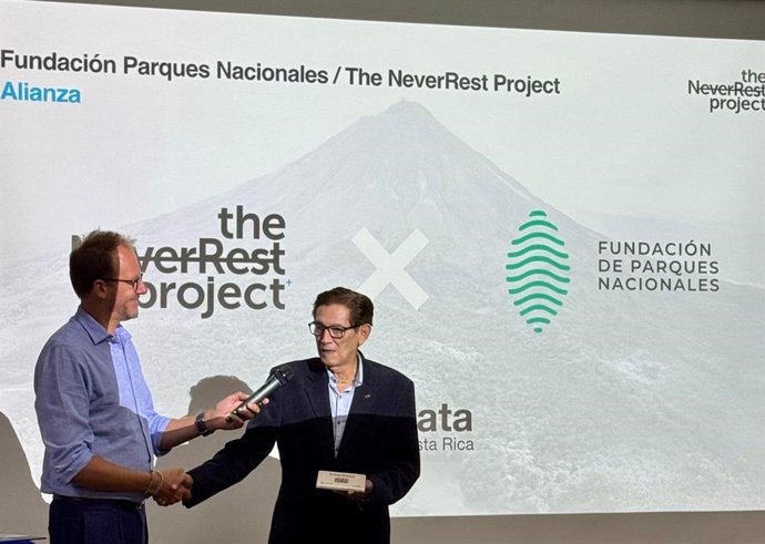 Firma del acuerdo entre la Fundación Parques Nacionales Costa Rica y The NeverRest Project