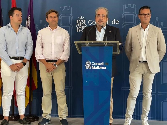 El conseller insular de Hacienda y Función Pública, Rafel Bosch, y el presidente de la Felib, Jaume Ferriol