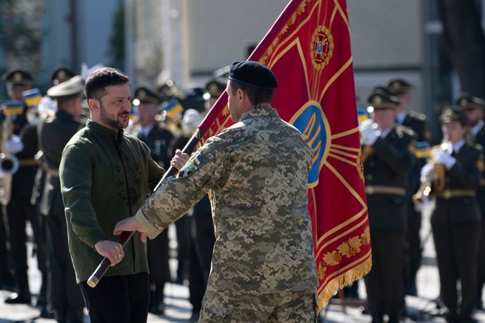 Archivo - Arquivo - 15 de julho de 2025, Ucrânia, Ucrânia, Ucrânia: O presidente ucraniano Volodymyr Zelenskyy homenageia os soldados ucranianos e as famílias dos soldados mortos por ocasião do Dia do Estado Ucraniano e do Dia do Batismo de Kiev, em Kiev,