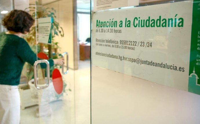 Archivo - Oficina de atención a la ciudadanía en un hospital andaluz.