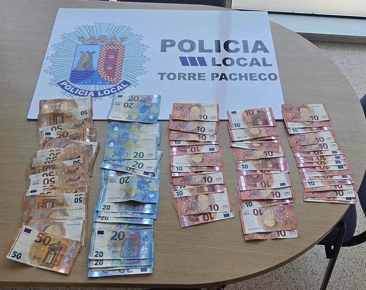 Un vecino de Torre Pacheco alerta a la Policía Local tras observar un cajero expulsar billetes sin control