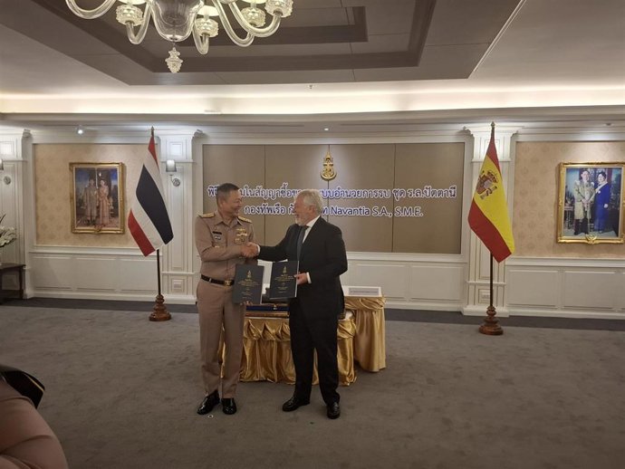 Gonzalo Mateo-Guerrero, Director de Operaciones y Negocios de Navantia y Almirante Jirapol Wongwit, comandante jefe de la Marina Tailandesa