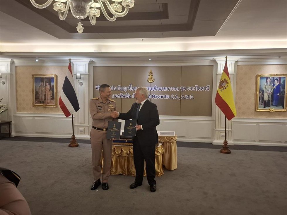 Gonzalo Mateo-Guerrero, Director de Operaciones y Negocios de Navantia y Almirante Jirapol Wongwit, comandante jefe de la Marina Tailandesa