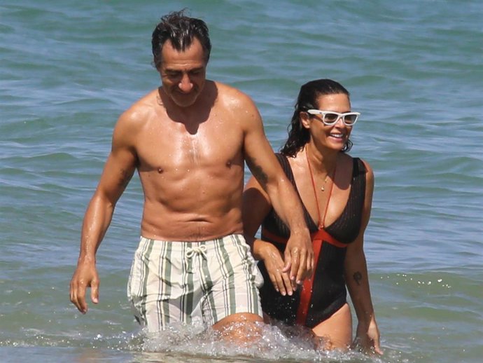 Nuria Roca y Juan del Val bañándose en la playa, en Cádiz, durante sus vacaciones estivales
