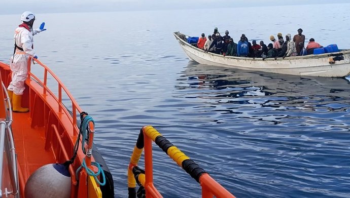 Archivo - La salvamar 'Macondo' intercepta un cayuco a unas 5 millas al sur del Faro de Maspalomas