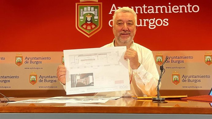 El concejal Carlos Niño muestra el plano de la nueva Oficina de Turismo.