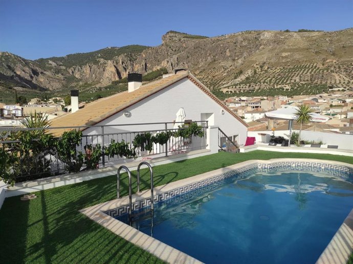 Archivo - Imagen de archivo de la piscina de un hotel.