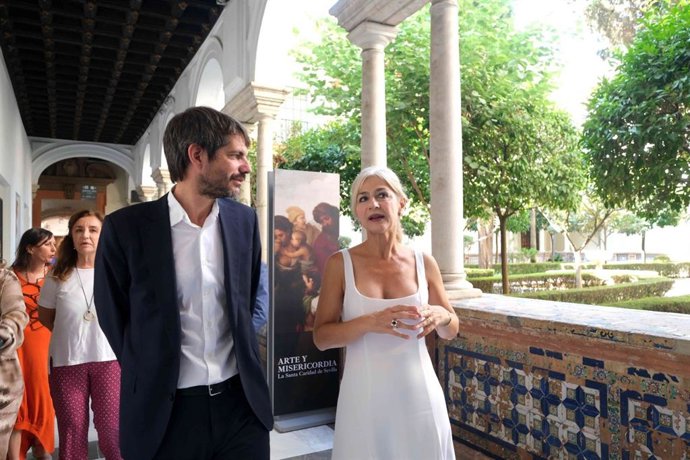 El consejero Ernest Urtasun y la consejera Patricia del Pozo, en el claustro mayor del Museo de Bellas Artes de Sevilla.