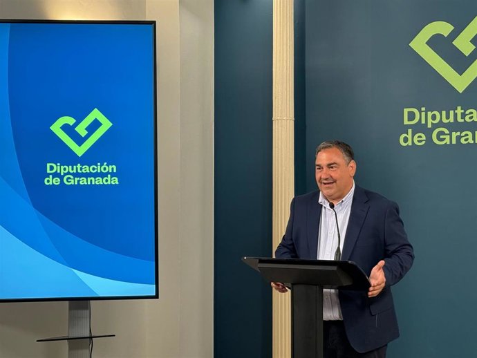 El diputado provincial de Asistencia a Municipios de Granada, Eduardo Martos, en rueda de prensa.