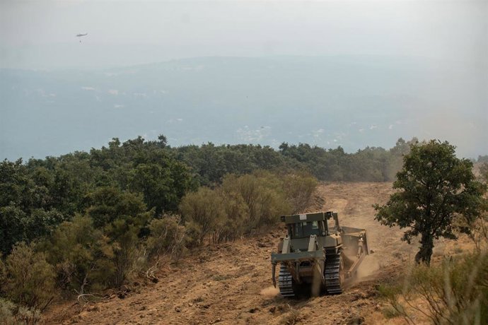 Varios medios colaboran con la extinción del fuego en el municipio zamorano de Porto 
