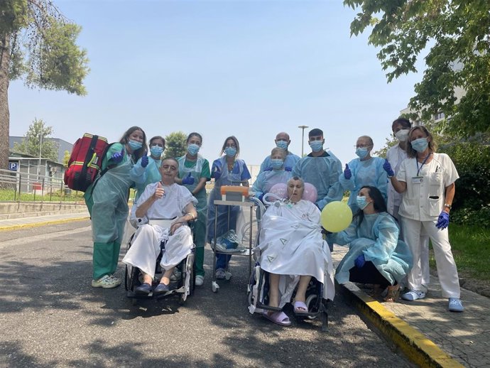 Primer paseo por el exterior del Hospital Reina Sofía de Córdoba de dos pacientes de larga estancia en la UCI.
