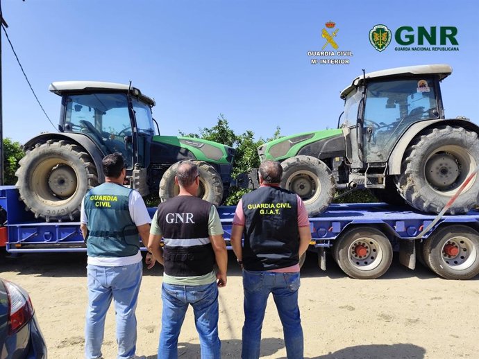 Imagen de los tractores recuperados en la provincia de Huelva.