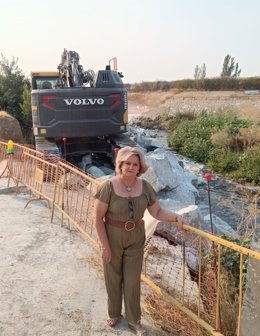 La alcaldesa de Vegas del Genil (Granada), Mari Carmen Ros, en el vado del río Genil.