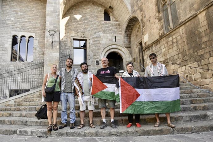 El coordinador de la Global Sumud Flotilla, Saif Abukeshek, durante una rueda de prensa, en la Plaza del Rei, a 22 de agosto de 2025, en Barcelona, Catalunya (España). Docenas de barcos saldrán el próximo 31 de agosto desde España, a los que se unirán otr