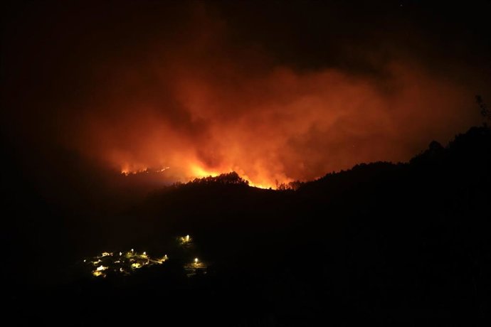 Vista del fuego en Miradoiro do Alto da Picota, a 22 de agosto de 2025, en Os Peares, Ourense, Galicia (España).