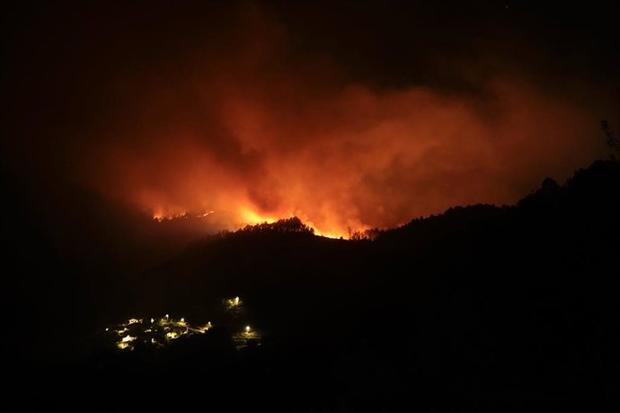 Vista do incêndio no Miradoiro do Alto da Picota, em 22 de agosto de 2025, em Os Peares, Ourense, Galícia (Espanha). O Sistema de Informação sobre Incêndios Florestais do programa europeu Copernicus eleva para 158.101 hectares o número de hectares destruí
