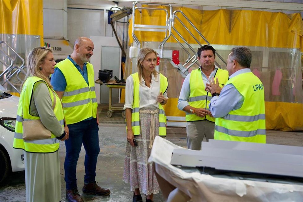 La portavoz del grupo municipal Vox en el Ayuntamiento de Sevilla, Cristina Peláez, junto al concejal Fernando Rodríguez, durante su visita a las principales dependencias de Lipasam.