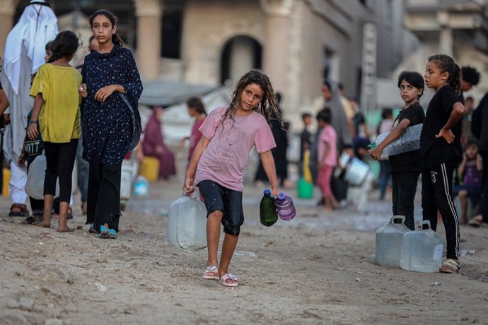 CIDADE DE GAZA, 19 de agosto de 2025 -- Uma criança palestina vai buscar água perto da praia a oeste da Cidade de Gaza, em 18 de agosto de 2025. Uma autoridade israelense anônima disse à Xinhua na segunda-feira que Israel recebeu a resposta do Hamas a uma