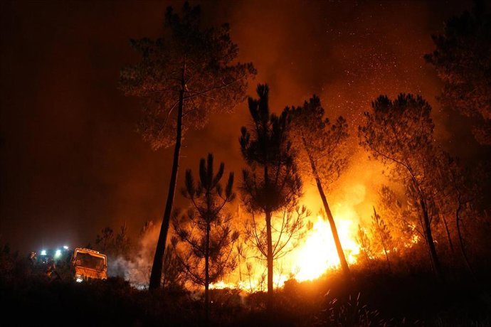 Vista del fuego en el Miradoiro do Alto da Picota, a 22 de agosto de 2025, en Os Peares, Ourense, Galicia (España). 