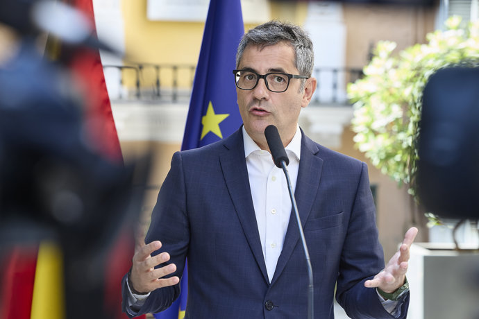 El ministro de la Presidencia, Justicia y Relaciones con las Cortes, Félix Bolaños, atiende a los medios de comunicación, tras una reunión con el presidente de la Autoridad Independiente de Protección del Informante, en el Palacio de Parcent, a 22 de 