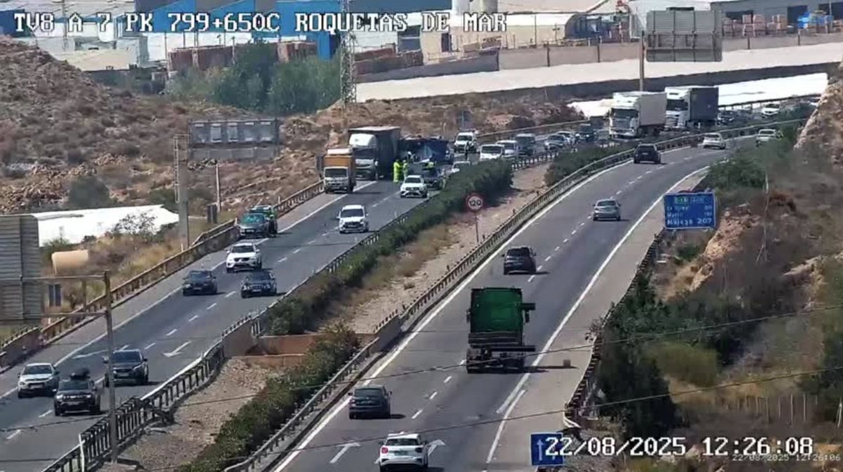Herido grave el conductor de un camión tras una colisión por alcance en la A-7 a la altura de Vícar (Almería)