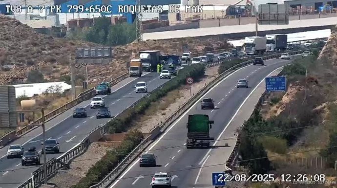Retenciones en la A-7 a su paso por Vícar (Almería) a causa de un accidente entre dos vehículos.