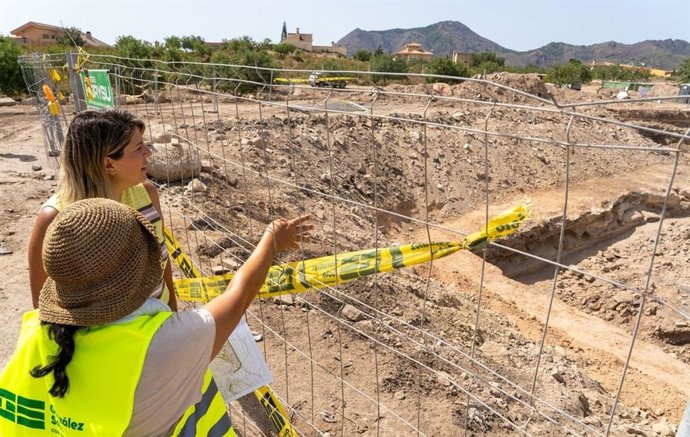 La alcaldesa, Noelia Arroyo, visita la excavación