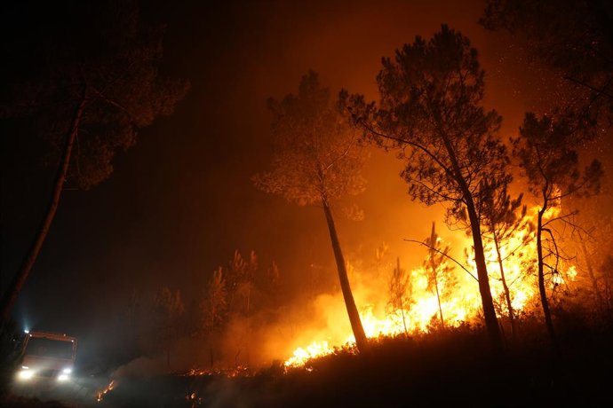 Vista del fuego en el Miradoiro do Alto da Picota, 