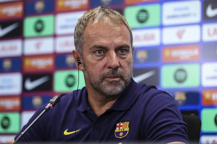 Hansi Flick, técnico do FC Barcelona, dá uma coletiva de imprensa durante o dia de treinamento do FC Barcelona antes da partida de futebol contra o Levante UD pela Liga Espanhola, La Liga EA Sports, na Ciudad Esportiva Joan Gamper, em 22 de agosto de 2025