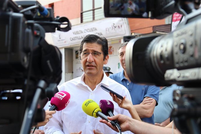 El vicepresidente segundo del Gobierno de Castilla-La Mancha, José Manuel Caballero, asiste a la salida de la tercera etapa de la vuelta ciclista a Castilla-La Mancha en la plaza del Ayuntamiento de Pozuelo de Calatrava.