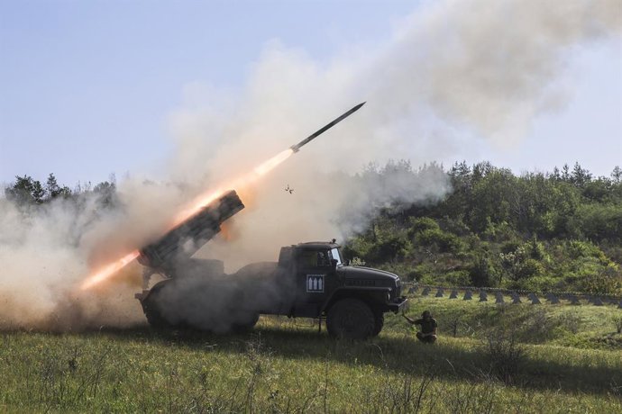Archivo - 03 June 2025, Ukraine, Donetsk: Soldiers of the 30th Prince Konstanty Ostrogski Mechanized Brigade fire a missile from a BM-21 Grad multiple rocket launcher at the positions of Russian troops in the Donetsk direction. Photo: -/Ukrinform/dpa