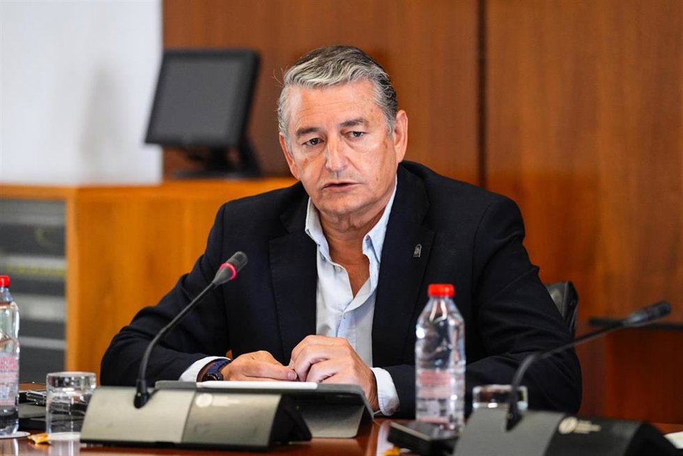 El consejero de la Presidencia, Interior, Diálogo Social y Simplificación Administrativa, Antonio Sanz, comparece en la Diputación Permanente del Parlamento andaluz.