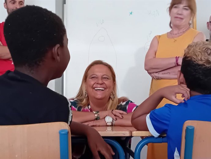Archivo - La delegada de Inclusión Social, Ángela Hidalgo (c), en una escuela de verano.