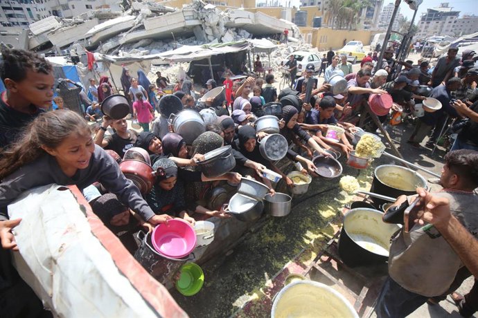 15 de agosto de 2025, Cidade de Gaza, Faixa de Gaza, Território Palestino: Palestinos esperam para receber comida de uma cozinha de caridade, em meio a uma crise de fome, na Cidade de Gaza, em 15 de agosto de 2025