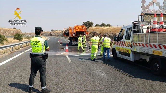 Agente de la Guardia Civil en la zona del accidente