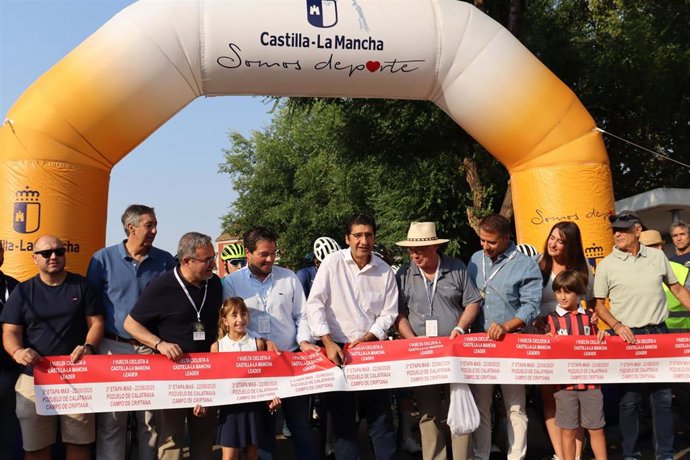 El vicepresidente segundo, José Manuel Caballero, ha asistido a la salida de la tercera etapa en Pozuelo de Calatrava.