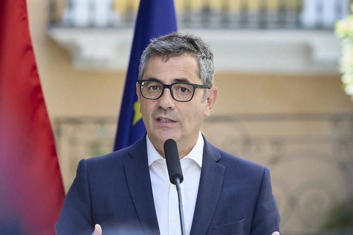 El ministro de la Presidencia, Justicia y Relaciones con las Cortes, Félix Bolaños, atiende a los medios de comunicación, tras una reunión con el presidente de la Autoridad Independiente de Protección del Informante, en el Palacio de Parcent, a 22 de agos