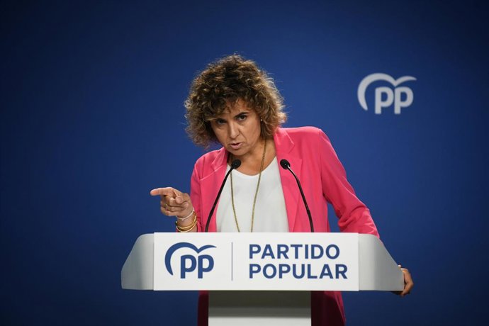 Archivo - Arquivo - A porta-voz do PP no Parlamento Europeu, Dolors Montserrat, dá uma coletiva de imprensa na sede do PP em 5 de agosto de 2024 em Madri (Espanha). Durante a coletiva de imprensa, a porta-voz do Partido Popular no Parlamento Europeu, Dolo