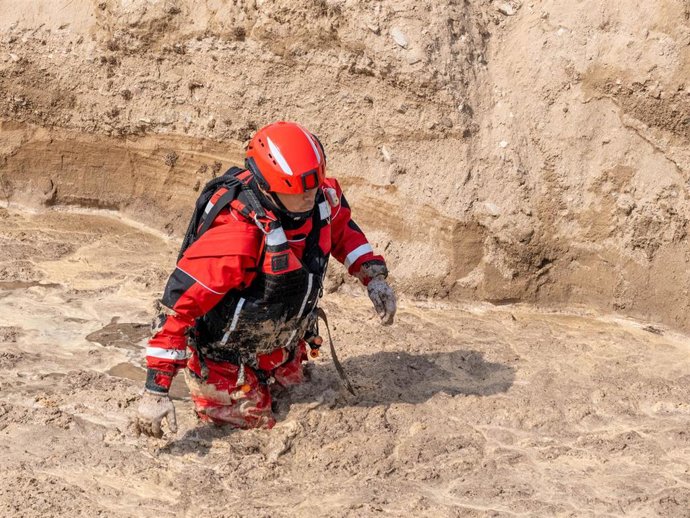 Imagen de archivo de un miembro del equipo de emergencias de China.