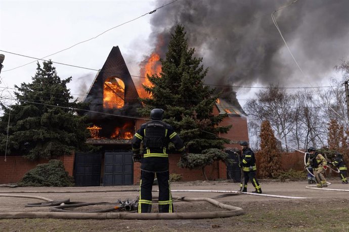 Archivo - Bomberos ucranianos combaten un fuego provocado por un proyectil ruso en Kostantínovka.